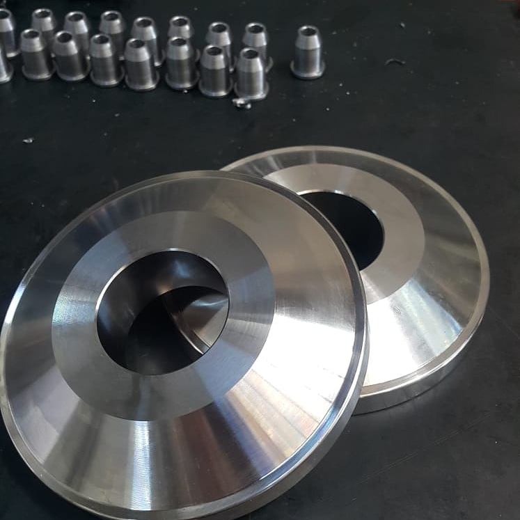 Savunma ve otomotiv sanayisi için Berceste Maden tarafından özel üretilmiş, hassas toleranslı alüminyum CNC yedek parça 